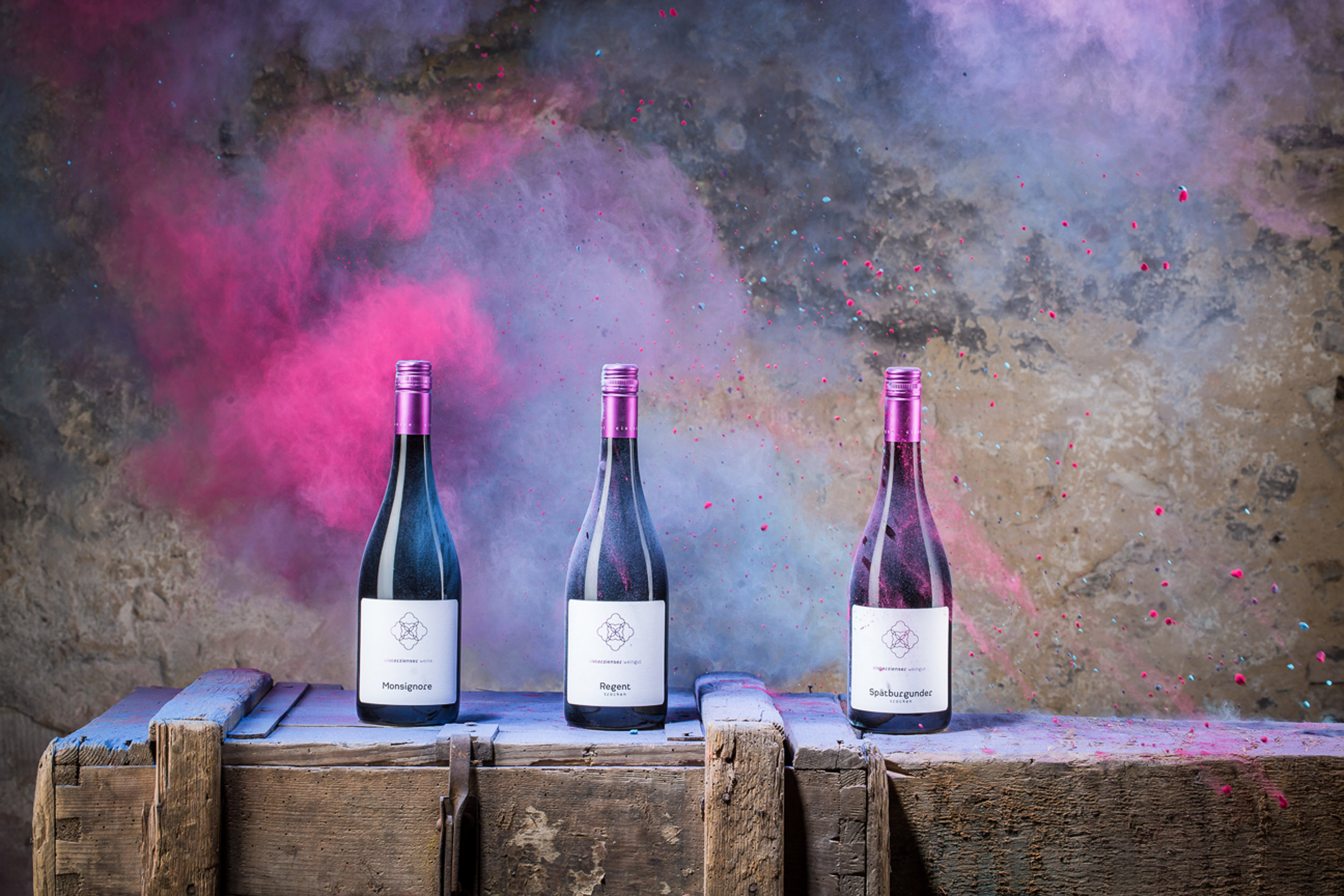 Weinflaschen im Nebel — Cisterzienser Weingut