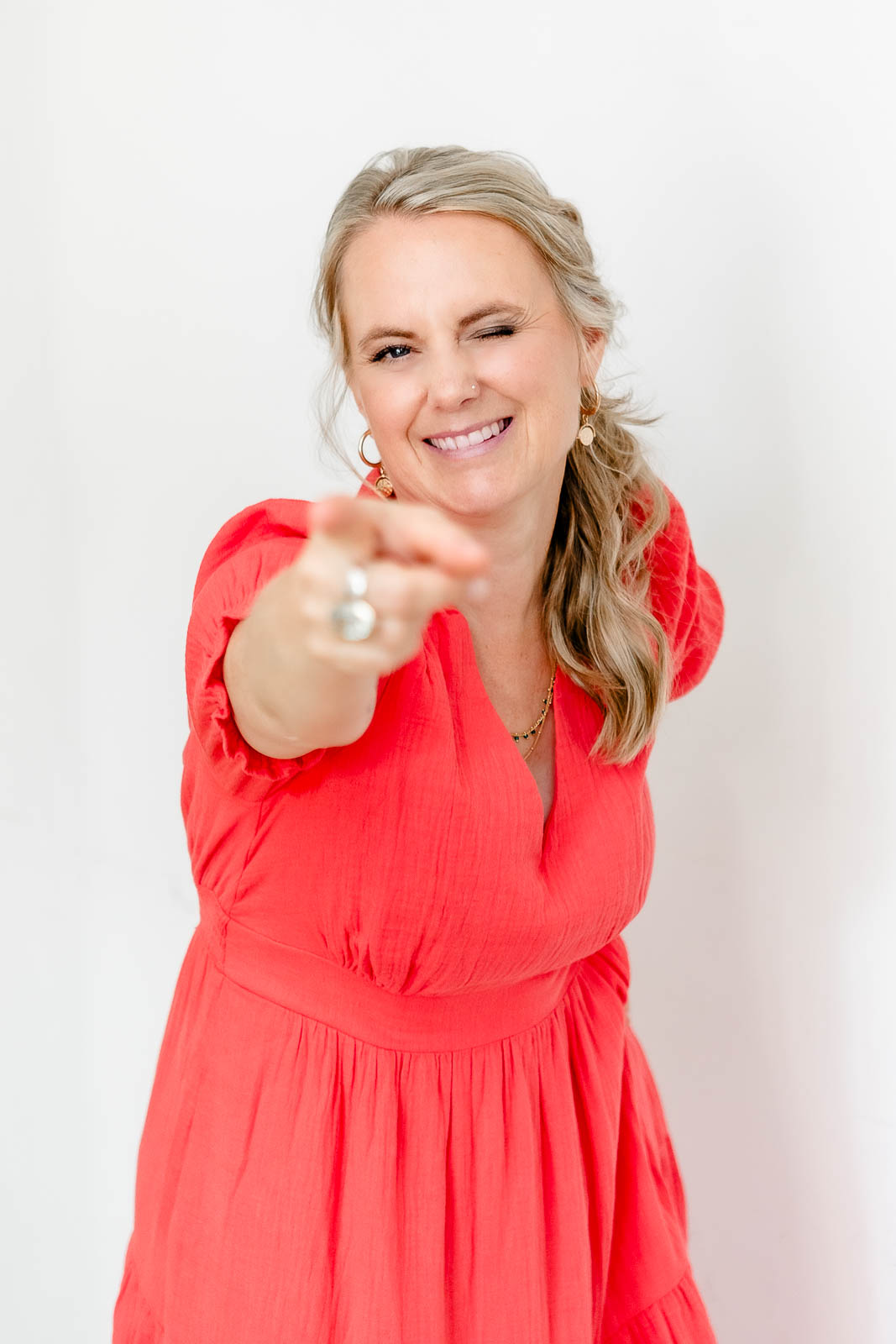 Sarah zeigt in die Kamera