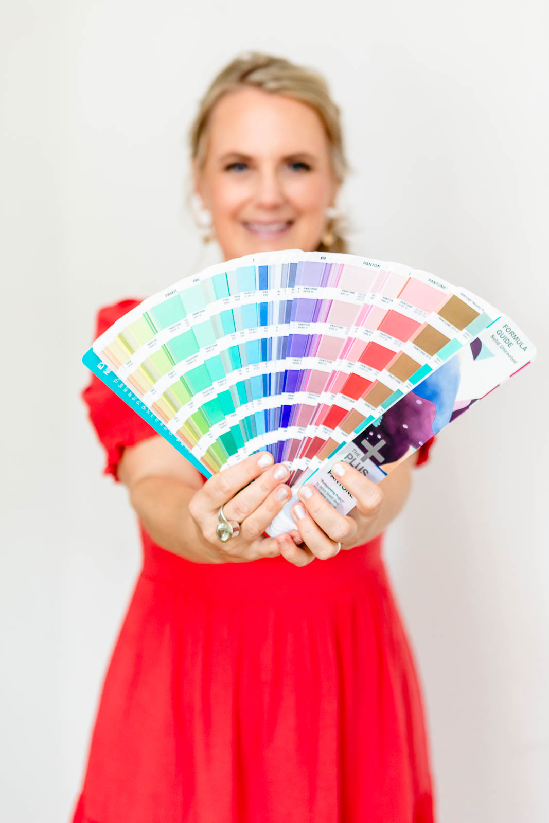 Sarah mit Pantone-Farbfächer