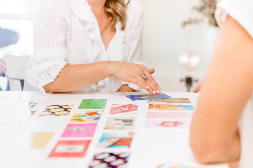 Brand Designerin Sarah im Markenworkshop mit einer Kundin am Moodboard