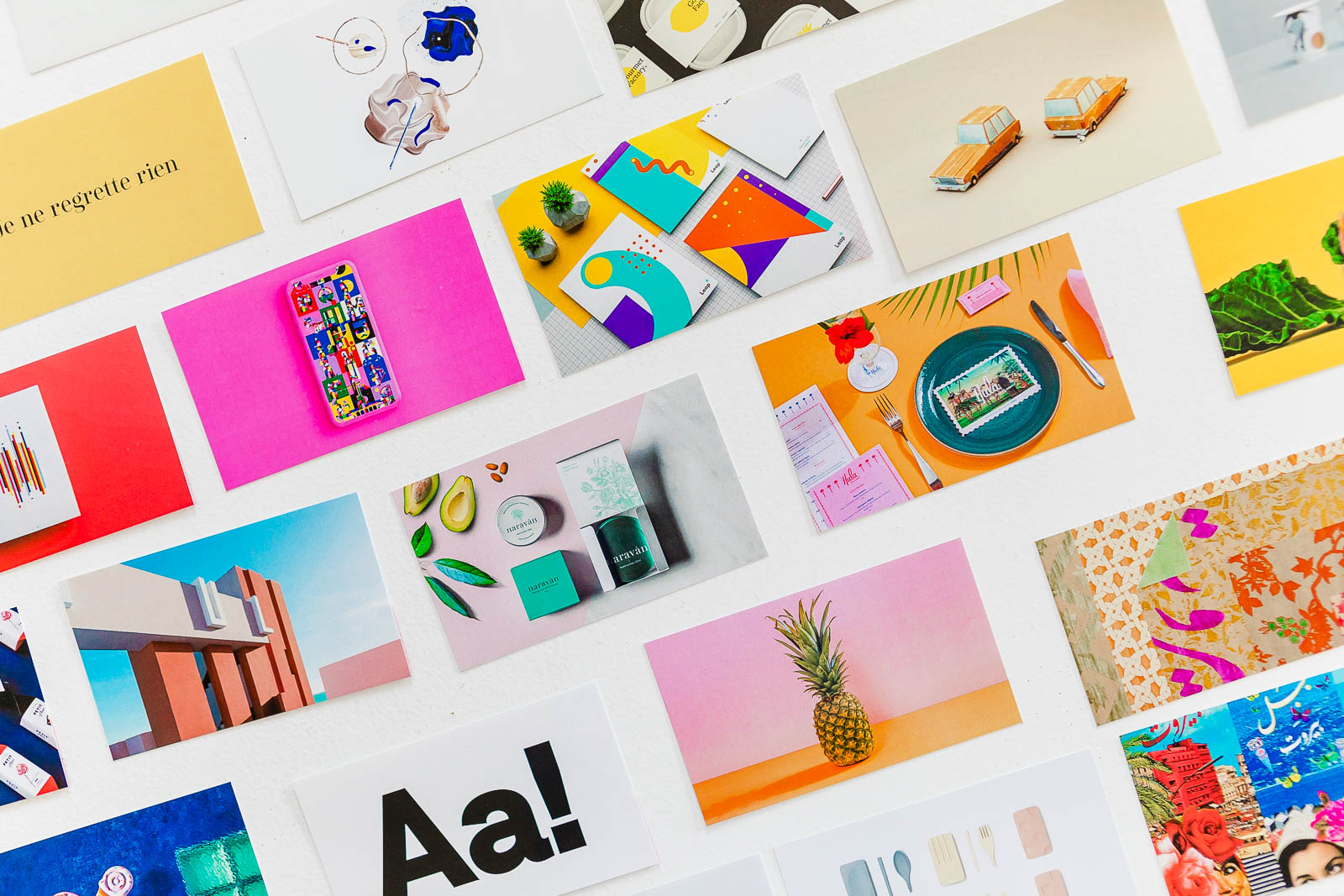 Moodboard mit Farbmustern und Positionierungskarten — Markenstrategie bei Studio Sāra