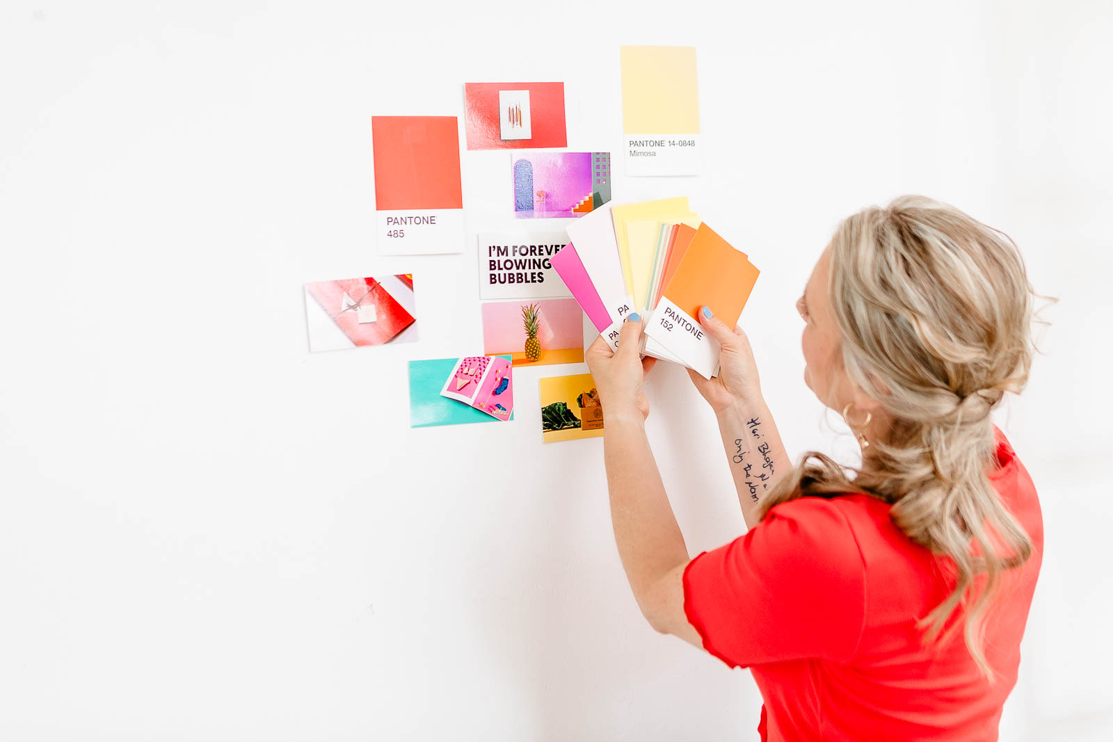 Rebranding-Prozess bei Studio Sara: Farbkarten und Positionierung an der Wand