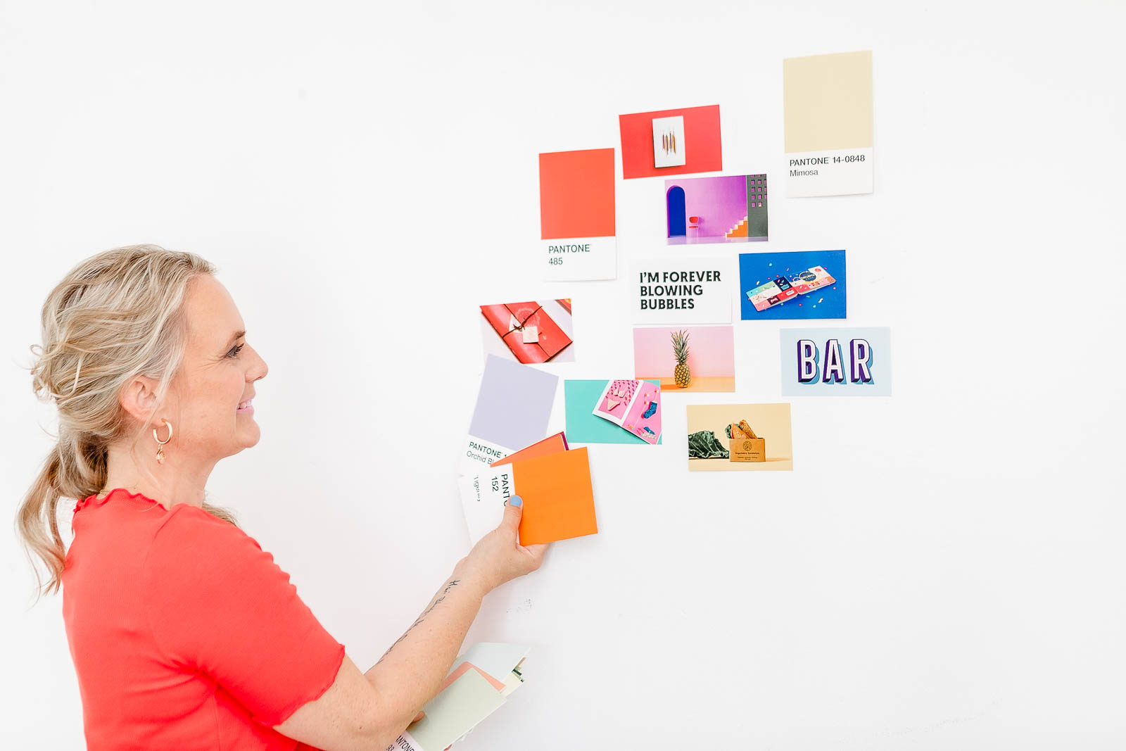 Sarah beim Markenworkshop in ihrem Studio in Worms — Farbkarten und Positionierung an der Wand